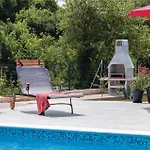 4 Bedroom Stunning Home In Pula